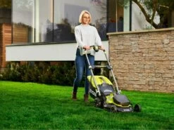 Tondeuse électrique à Gazon Sur Batterie RYOBI RY18LMX40A-240 - 18V - ( 4Ah X2 ) - Bac De 50 L - Coupe De 40 Cm